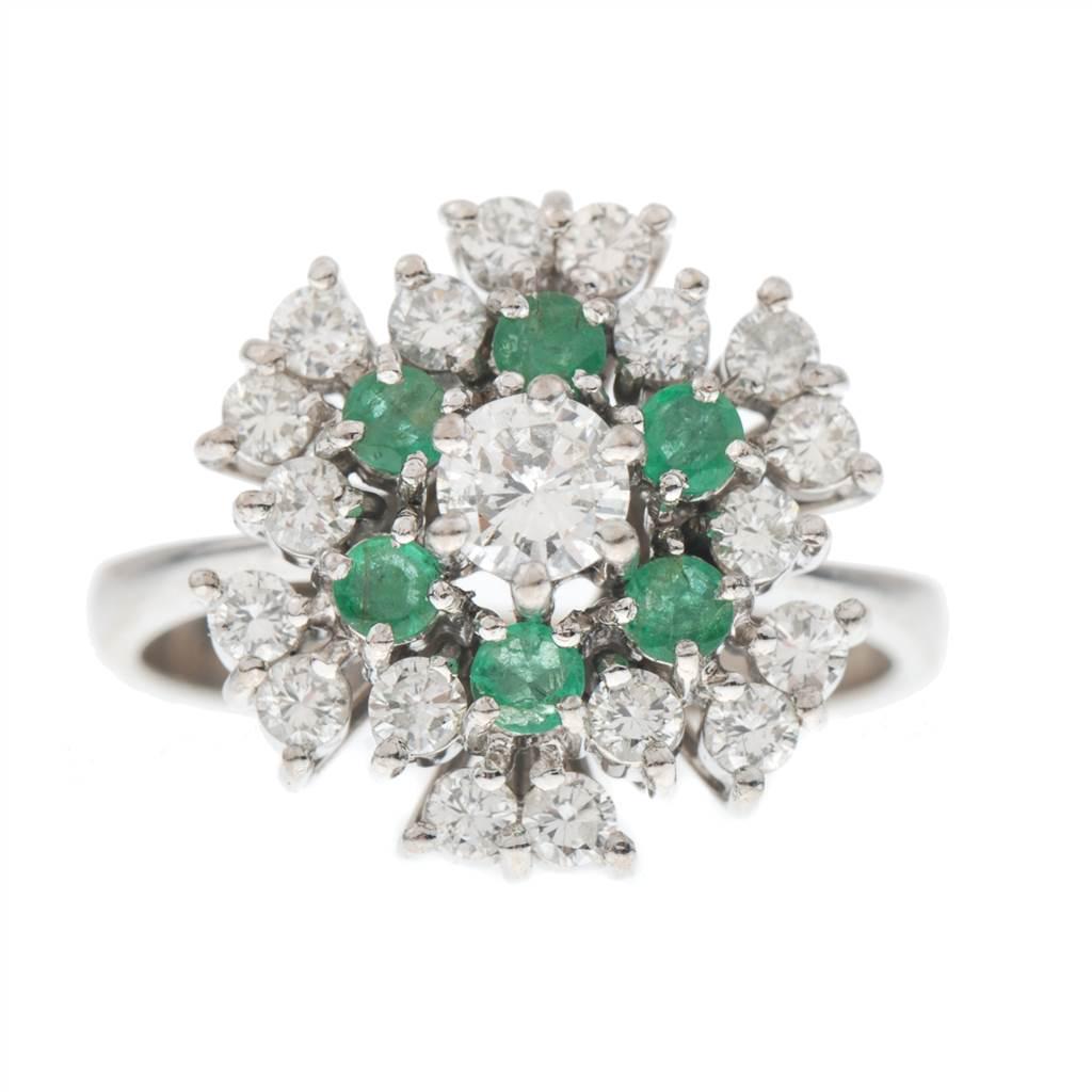 COMBINED ROSETTE RING.: 18 kt white gold with brilliant cut diamonds of 0.30 ct. and a trimming of 0.50 ct. and emeralds of 0.15 ct.7 grs