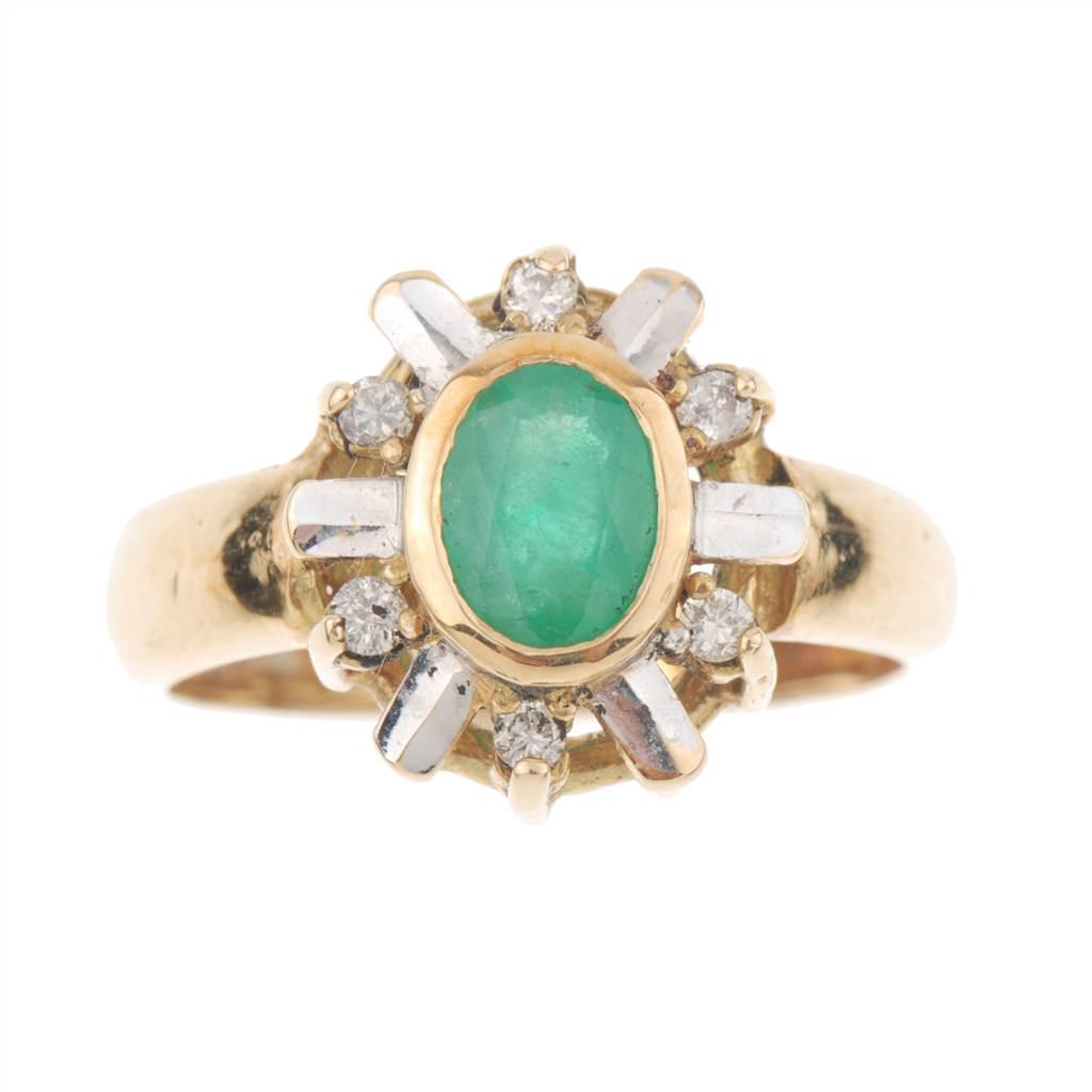 DIAMONDS AND EMERALD ROSETTE RING.: 18kt yellow gold with faceted oval emerald of 6.5x4.5 mm and six brilliant cut diamonds.4.1 grs