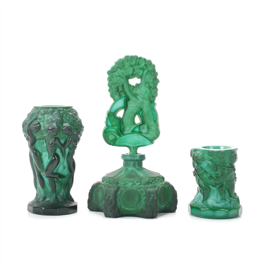 HEINRICH HOFFMANN (1875-1938) & HENRY SCHLEVOGT: Opaque, moulded and pressed glass, with a green shade simulating malachite.It comprises a perfume bottle and two vases.Height perfume bottle 19 cm; height vases 12 and 8 cm.Literature: Giuseppe Cappa;