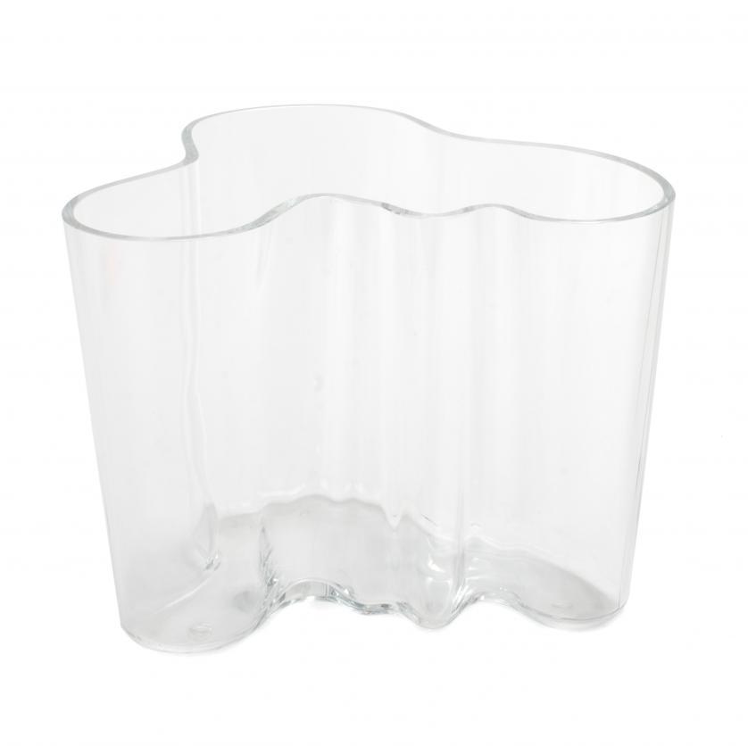 ALVAR AALTO (1898-1976). "SAVOY" GLASS, CIRCA 1960.: Clear blown glass.Signed on the base "Alvar Aalto".The Savoy glass was first presented at the Paris World Fair in 1937.16 x 18.5 x 20 cm.Reference literature: VV.AA.: "Alvar Aalto, muebles y objetos",