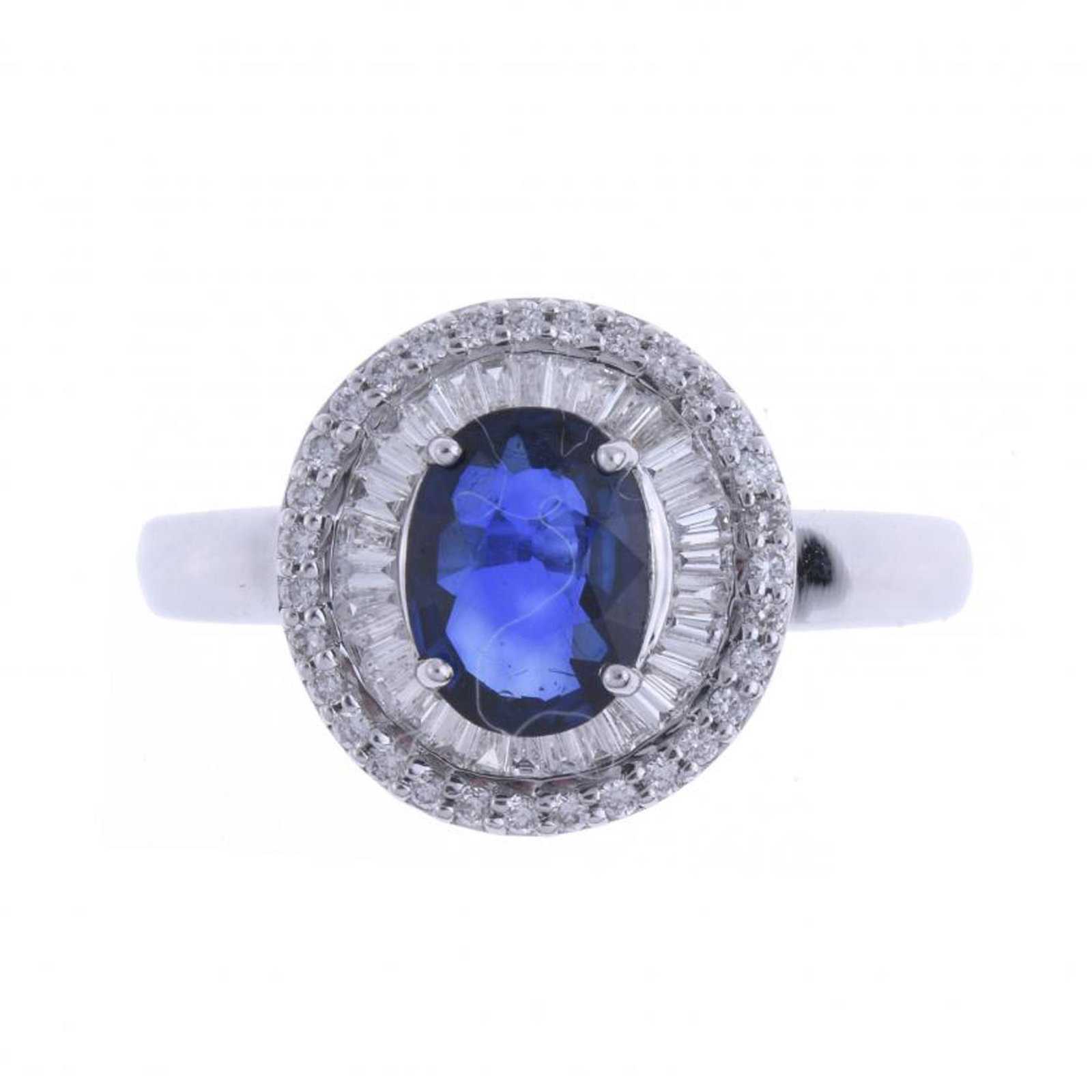 DIAMONDS AND SAPPHIRE ROSETTE RING.: White gold with brillian and trapeze cut diamonds weighing approx. 0.80 ct. and a central oval cut sapphire measuring 8 x 5 mm. Hoop 17.5 mm. 4.3 gr.