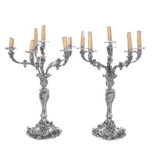 BENJAMIN SMITH (1764-AFTER 1826).PAIR OF LARGE SILVER CANDELABRA, CIRCA 1825-1835.: Chiselled silver with flowers and rocailles in William IV-Victorian style. Six arms, with option of transforming it into a large candlestick.Height 63 cm x 48 cm.Approx. 12 kg.Marks corresponding to