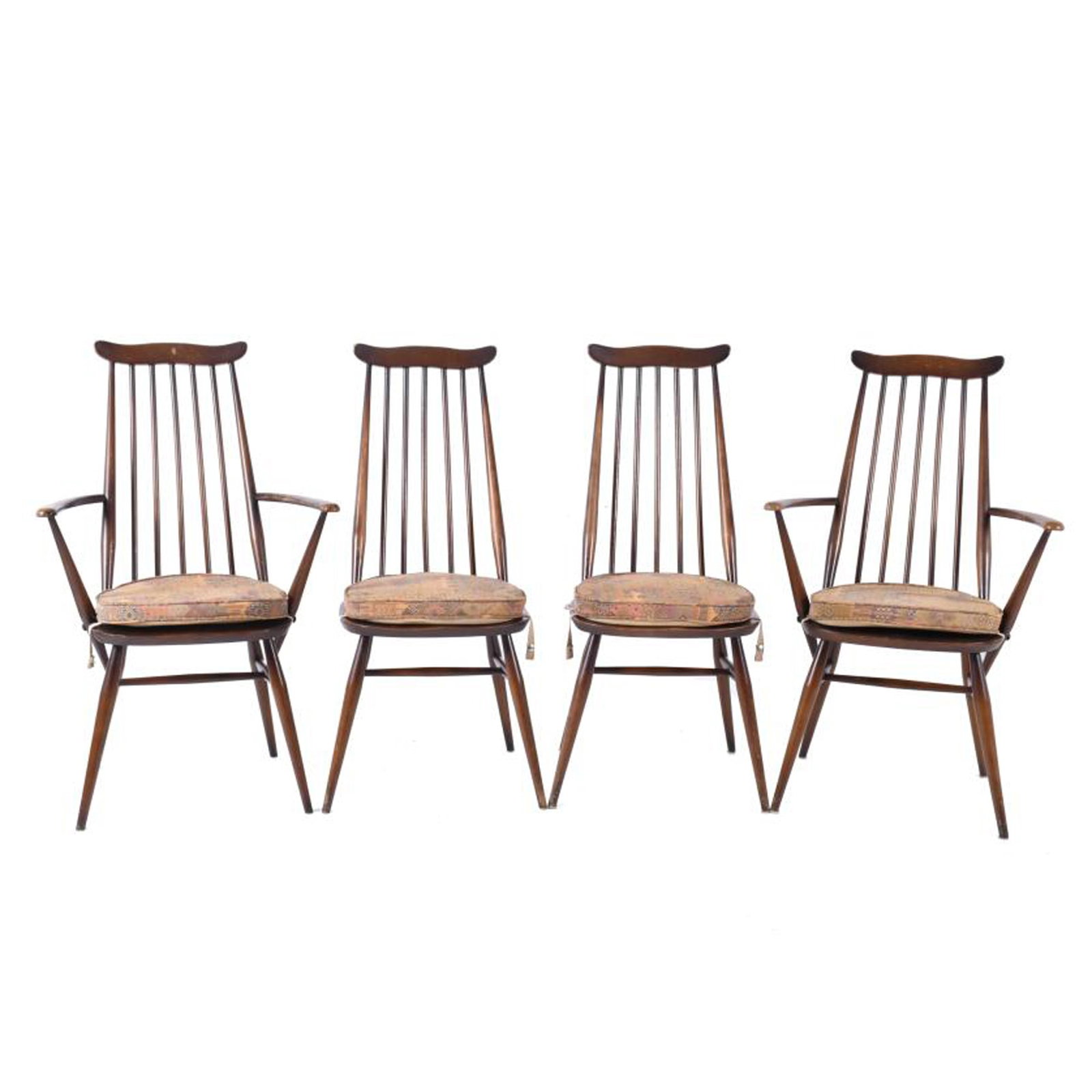 ERCOL. Set of four "Ercol Goldsmith" model chairs , circa 1960.: Structure in varnished beech wood. With original brand sticker. Stamped on the base. The varnish is worn. 98 x 91 x 47 cm the armchairs; 98 x 42.5 x 40 cm the chairs.