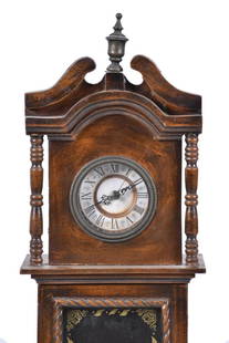 Small Victorian grandfather clock, 20th century.: Varnished wood case and modern machinery. Dial with Roman numerals.It has undergone a reconversion. Without pendulum.It requires revision. 98 x 16.2 x 26.2 cm.