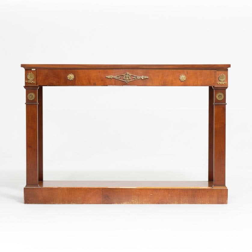Empire style console table, 20th century.: Mahogany veneer with gilt metal applications. With a drawer at the front. General wear and tear due to use and flaws on the veneer. 83 x 119 x 30 cm.