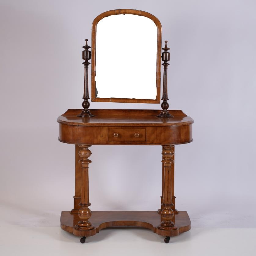 Console table with Elizabethan trumeau, 19th century.: Mahogany wood. It has been restored and has signs of wear and damage to the frame. 146 x 89 x 48 cm.
