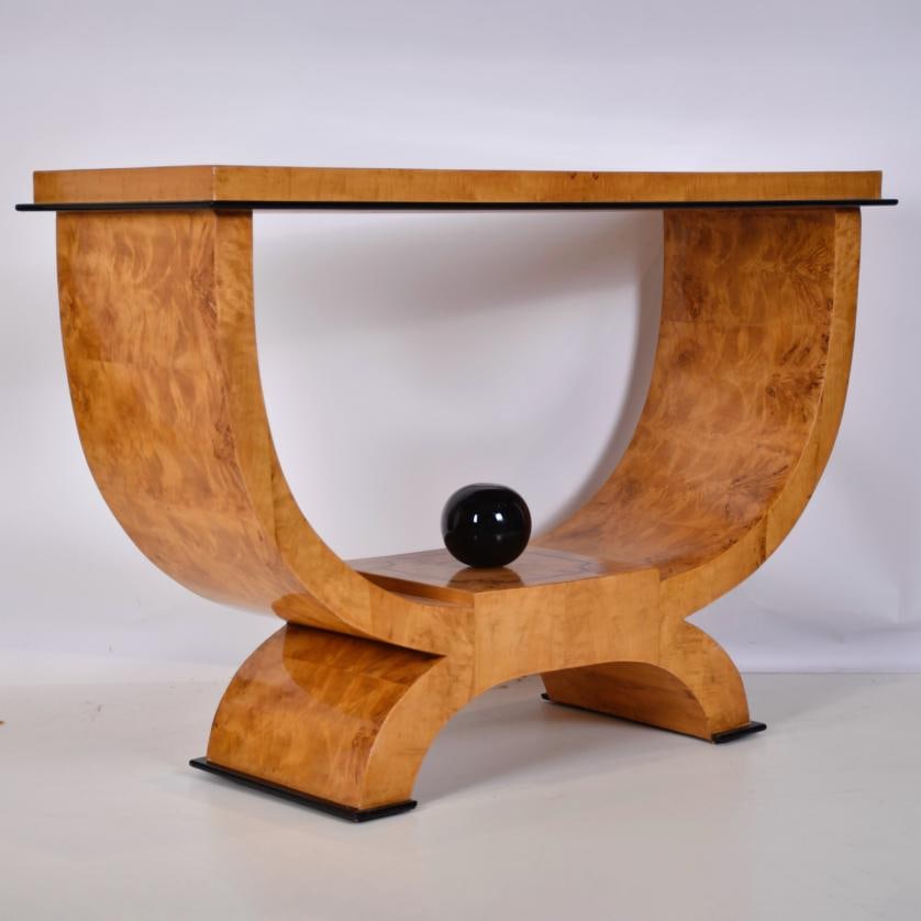 Art Deco console table, second half of the 20th century.: Elm root wood with fine wood marquetry, lacquered finish. Slight signs of wear. 83 x 122 x 44 cm.