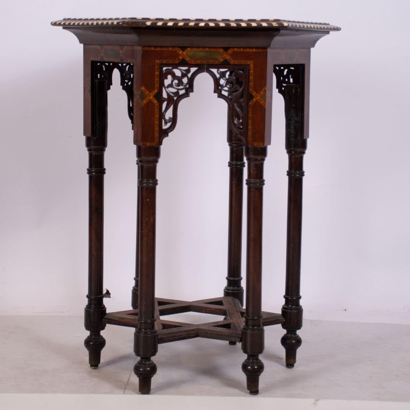 Oriental-like tea table, 20th century.: With fine wood marquetry and mother-of-pearl simile. Signs of wear. 77.5 x 63.5 x 55 cm.