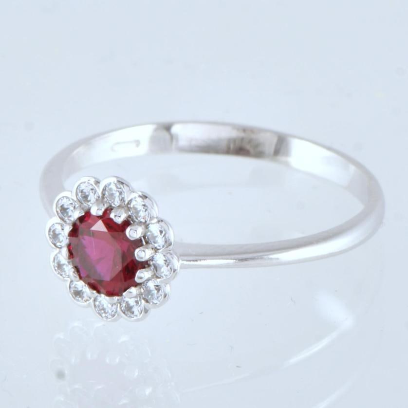 Ring with garnet and zircons rosette.: 18kt white gold. Round cut garnet. Size: 15/55.