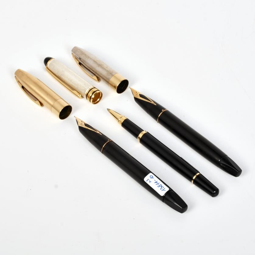 Set of two fountain pens and a pen.: Fountain pens by Sheaffer and ballpoint pen by Charles de la Jonchére. 13.5 cm (smaller); 14.5 cm (larger)