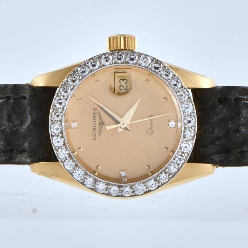 LONGINES wristwatch with diamonds.: 18kt yellow gold case of 25 mm. Bezel with brilliant cut diamonds. Leather watchband. Quartz movement with date display at three o'clock. In running order at the time of cataloguing.
