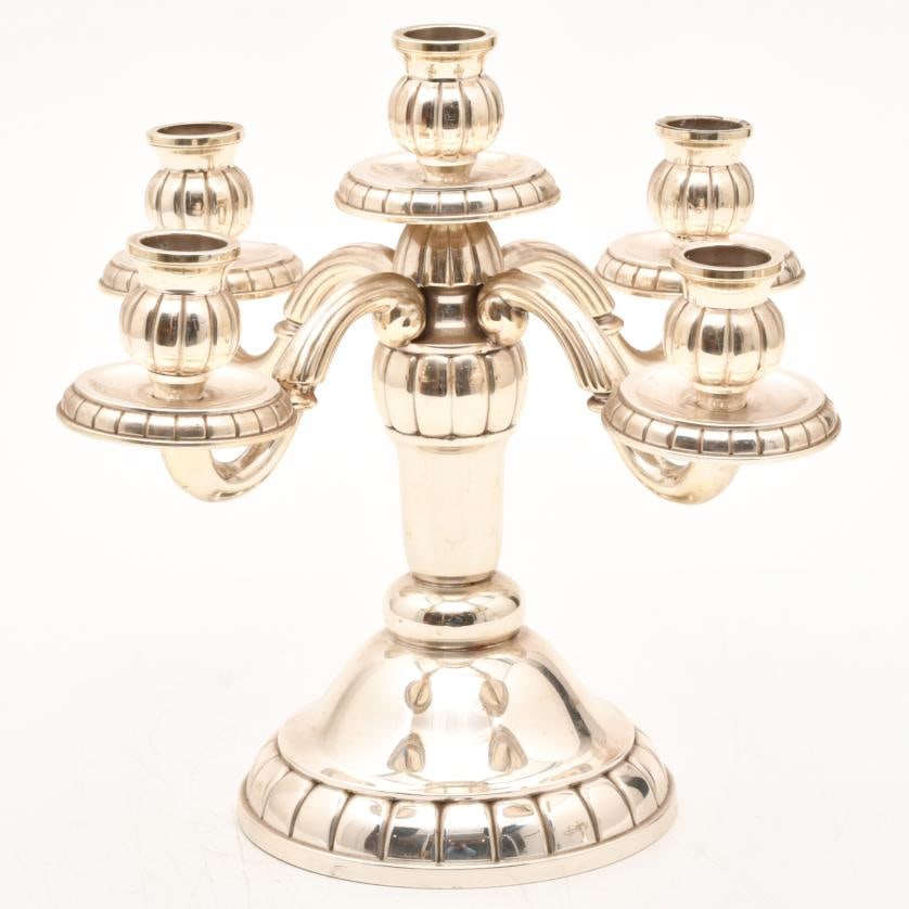 A. PALLÉ. Pair of candelabra, 20th century.: Silver with counterweight. With hallmark and inscription. Slight signs of wear. 27 x 33 cm diam.