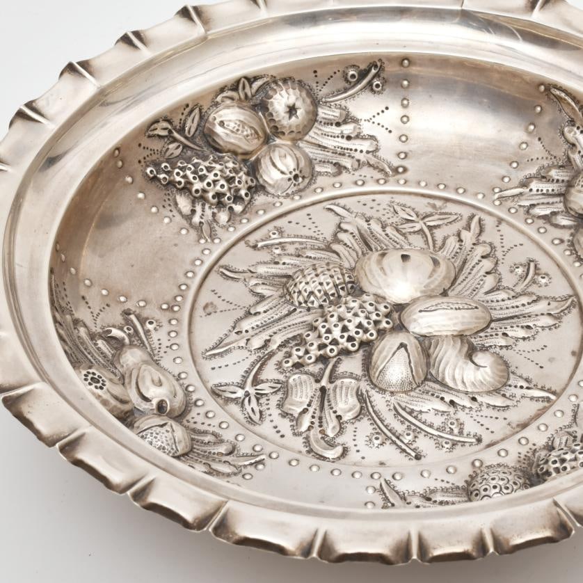 Regency-style centrepiece, 20th century.: Embossed silver. Stamps on the base. 6 x 24.5 cm diam. 303 gr.