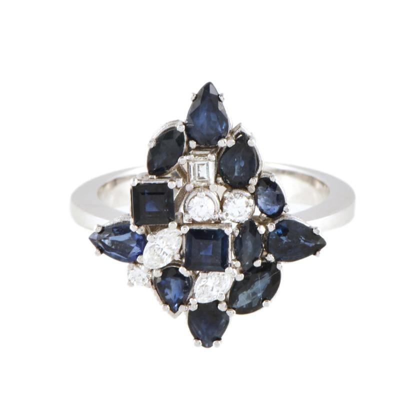 Bunch-shaped ring with sapphires and diamonds.: 18 kt white gold, cushion, marquise and pear cut sapphires and diamonds.Size: 13/53.