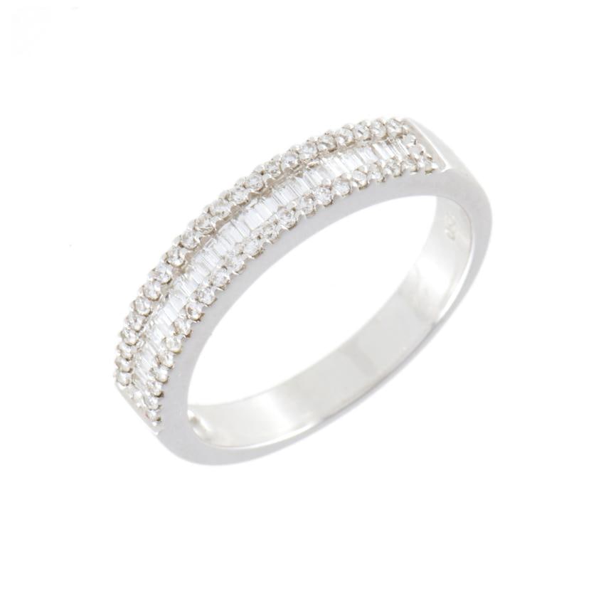 Half-band diamonds wedding ring: 18 kt white gold and baguette and brilliant cut diamonds.Size 16/56.