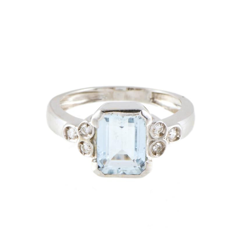 Aquamarine and diamonds ring.: 18 kt white gold, emerald cut aquamarine on the centre and brilliant cut diamonds.Size 9/49.