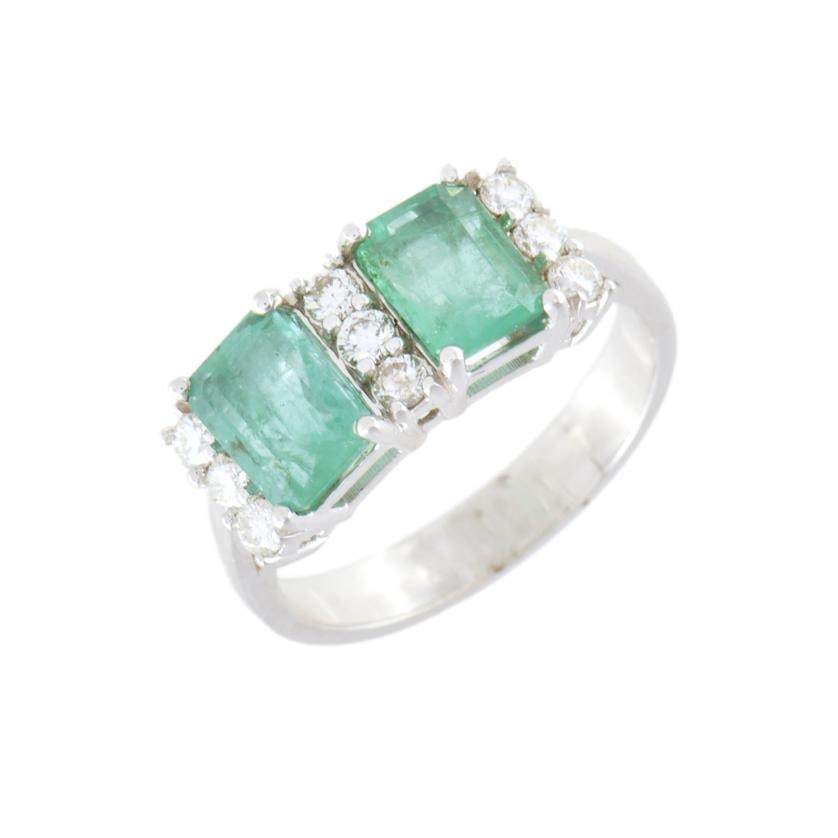 Ring with a pair of emeralds and diamonds. (1 of 2)