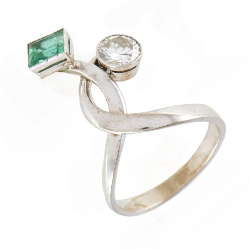 Brilliants and emerald ring: 18 kt white gold, brilliant cut diamond of 0.8 ct, and emerald cut emerald.Size: 13/53.