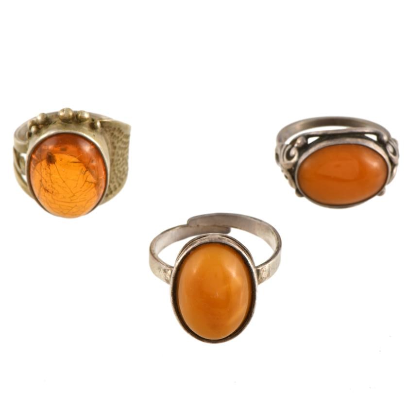 Set of three rings in 1920's style.: Silver, with cabochon cut amber.