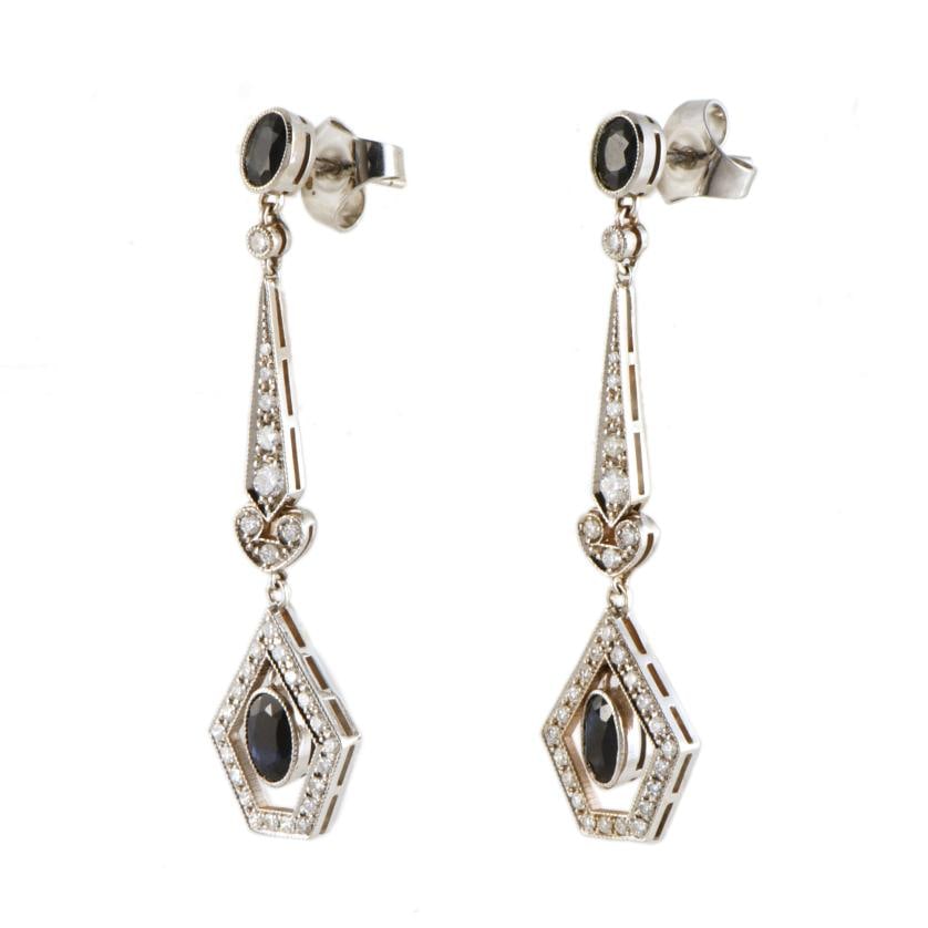 Art Deco style long earrings with diamonds and sapphires.: 18 kt white gold, oval cut sapphires and brilliant cut diamonds.Pressure clasp.Length: 47 mm.
