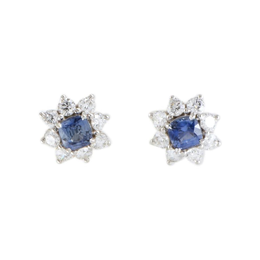 Flower-shaped earrings with sapphires, and diamonds rosette.: 18 kt white gold, cushion cut Ceylon sapphires and brilliant cut diamonds. Pressure clasp.