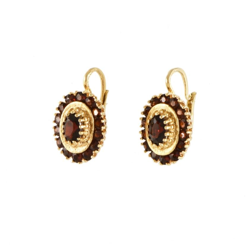 Garnets rosette ring.: 18 kt yellow gold, and oval and old cut garnets. Catalan clasp.