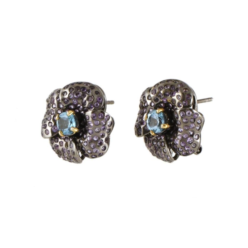 Flower-shaped earrings with amethysts and blue topaz.: Rhodium-plated 925 silver, brilliant cut amethysts and brilliant cut blue topazes of 3.80 ct. Omega clasp.