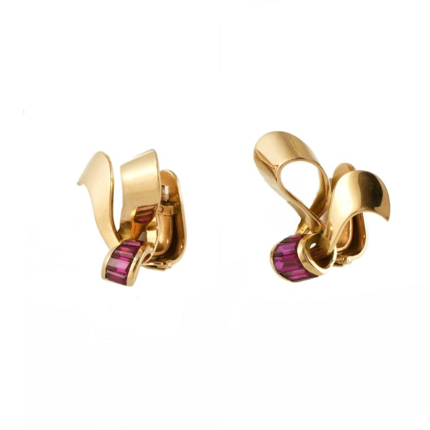 Bow-shaped chevalier earrings with rose tourmaline. (1 of 1)