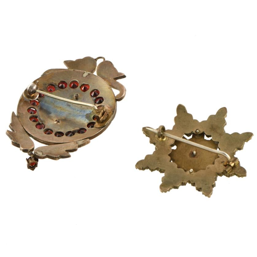 Pair of brooches with garnets. (1 of 1)