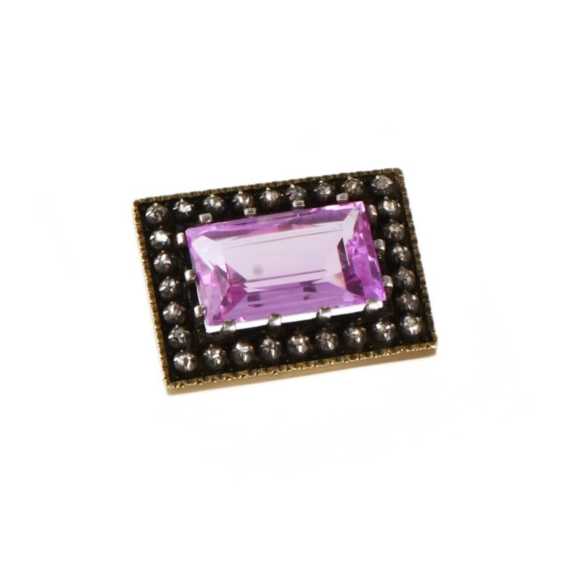 Belle Époque brooch with rose tourmaline and diamonds.: 18 kt yellow gold with silver views. Multifaceted emerald cut tourmaline, and old cut diamonds. 27 x 35 mm. Weight: 20 gr.