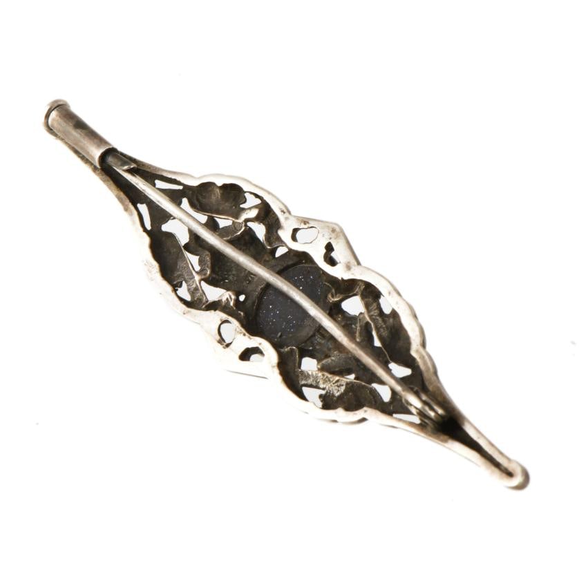 Modernist brooch with aventurine.: Silver. Cabochon cut aventurine. 18 x 70 mm