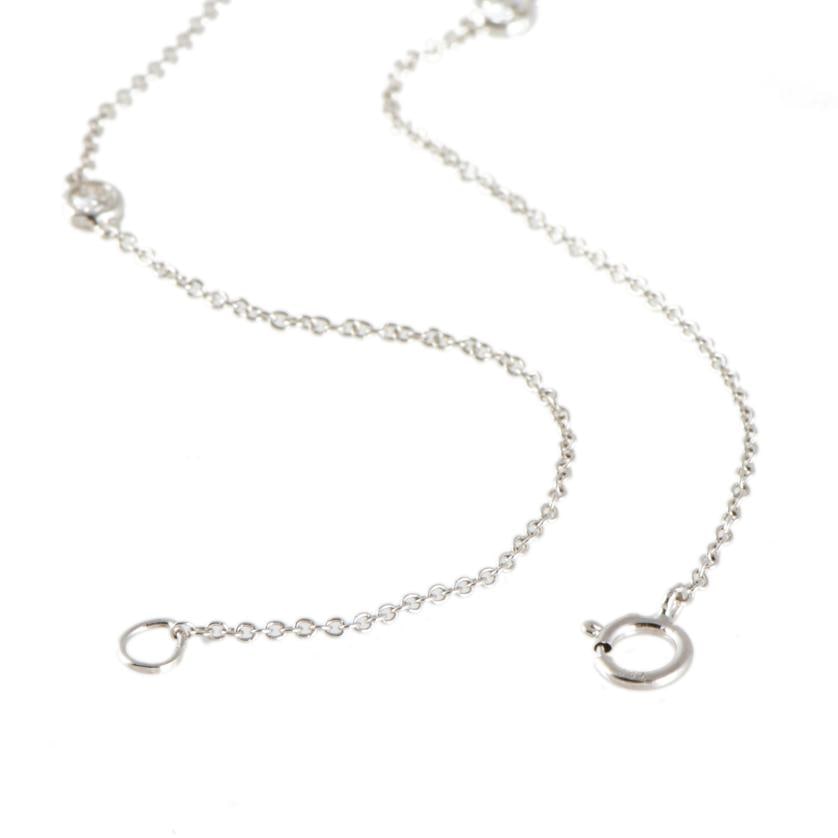 Choker with diamonds settings.: 18 kt white gold and brilliant cut diamonds. Links chain with carabiner clasp. Length when closed: 23 cm.