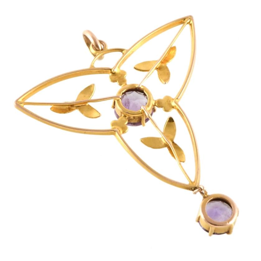 Modernist-style pendant with amethysts.: 14 kt yellow gold and brilliant cut amethysts. 37.5 x 28.5 mm.