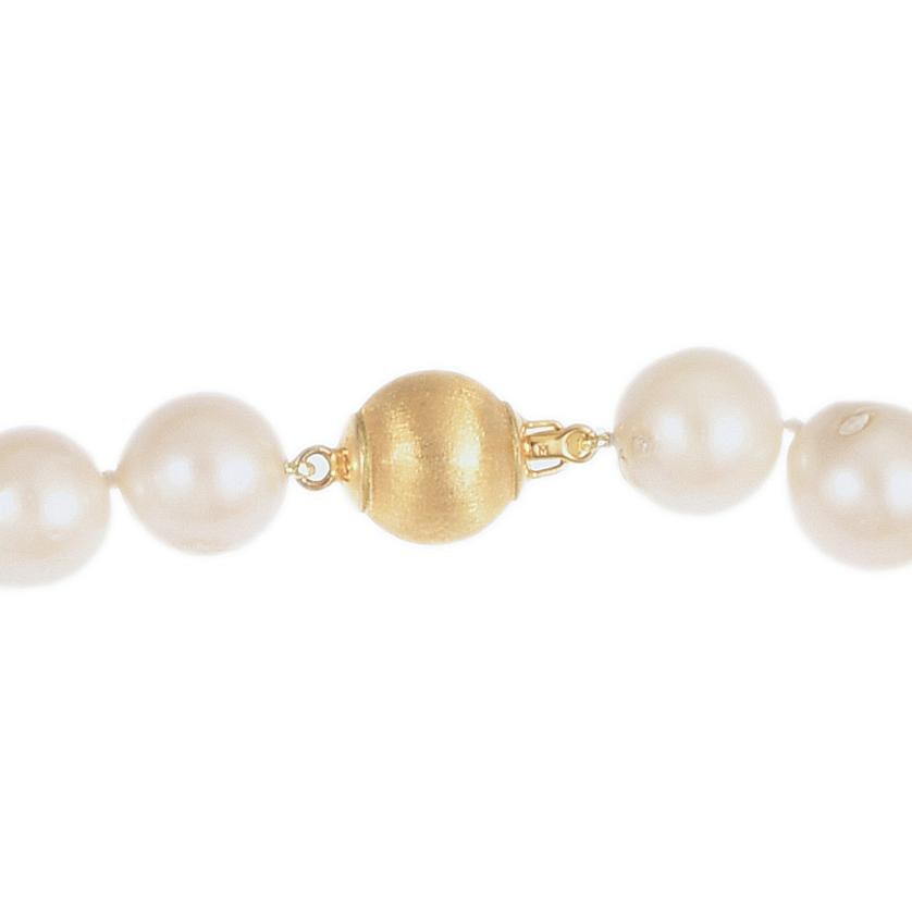 Cultured pearls necklace.: Cultured pearls from 13.3 mm to 15.6 mm. Length when open: 45 cm. Gold-plated silver clasp.