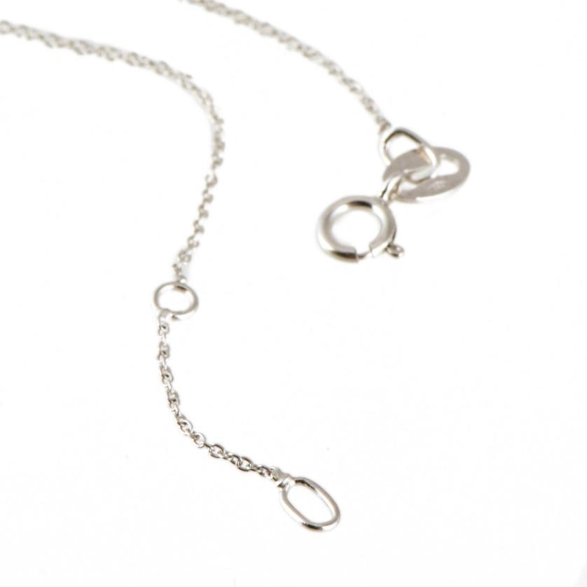 Necklace with emerald and diamond pendant.: 18 kt white gold, emerald cut emerald and brilliant cut diamonds. Links chain with carabiner clasp. Length when closed: 21.5 cm.