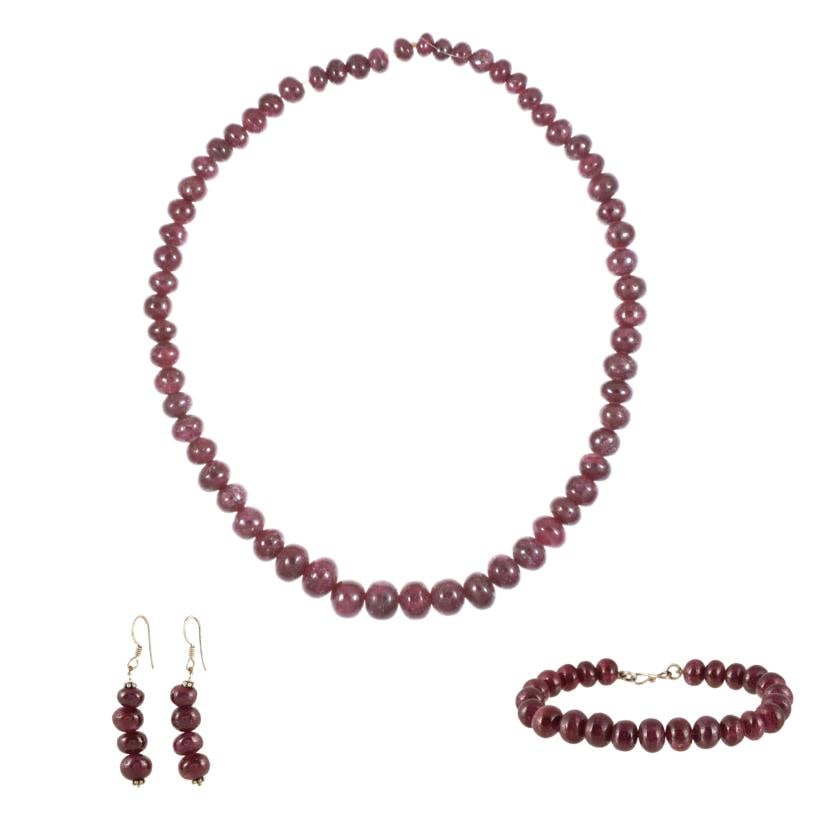 Set of necklace, bracelet and earrings with rubies. (1 of 3)
