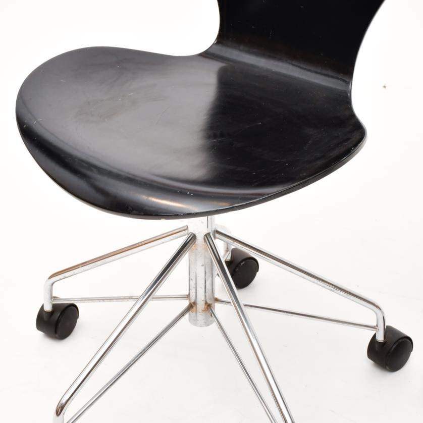 ARNE JACOBSEN (1902-1971) Pair of chairs with castors, model 3117. (1 of 3)