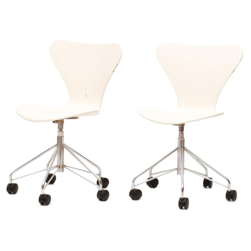 ARNE JACOBSEN (1902-1971) Pair of chairs with castors, model 3117. (1 of 3)