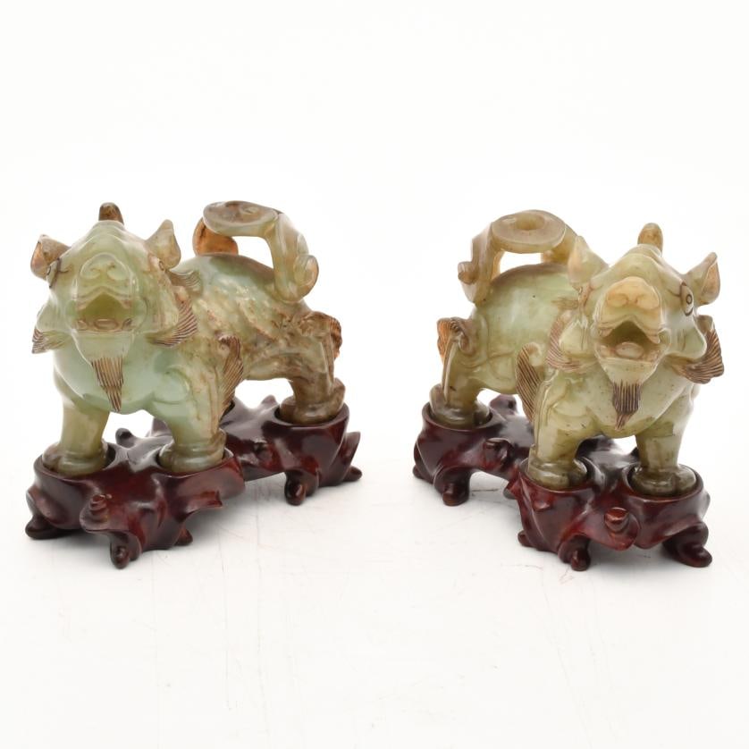 20TH CENTURY CHINESE SCHOOL. Set of two pairs of Foo dogs.: Made of pietra dura. With stand.Wear and tear.Approx. 11 x 12.5 x 5.5 cm (the smallest one); approx.17 x 11 x 8.5 cm (the largest one).