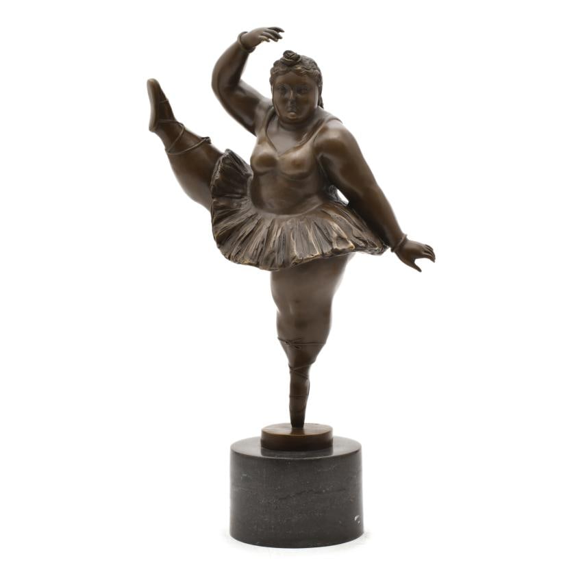 AFTER MODELS BY FERNANDO BOTERO. Ballerina.: Bronze, and black marble base. Signature on the base. Approx. 46 x 27 x 17 cm.