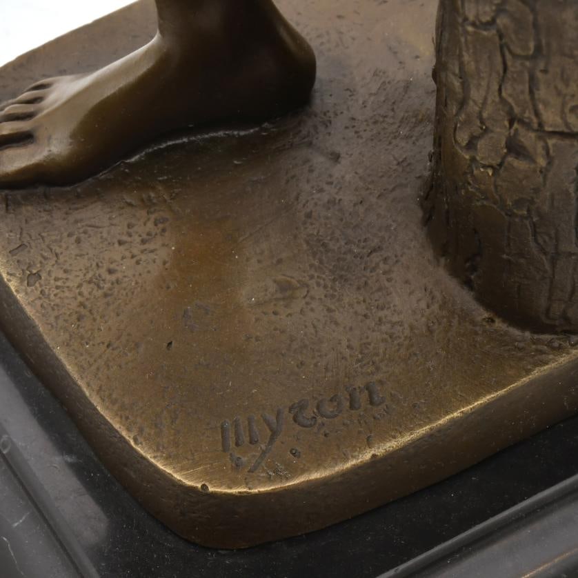 AFTER MODELS BY MIRÓN OF ELEUTERAS. Discobolus: Bronze with black marble stand. Signed on the base. Approx. 36 x 20 x 13 cm (without stand); approx. 39 x 24 x 15 cm (with stand).