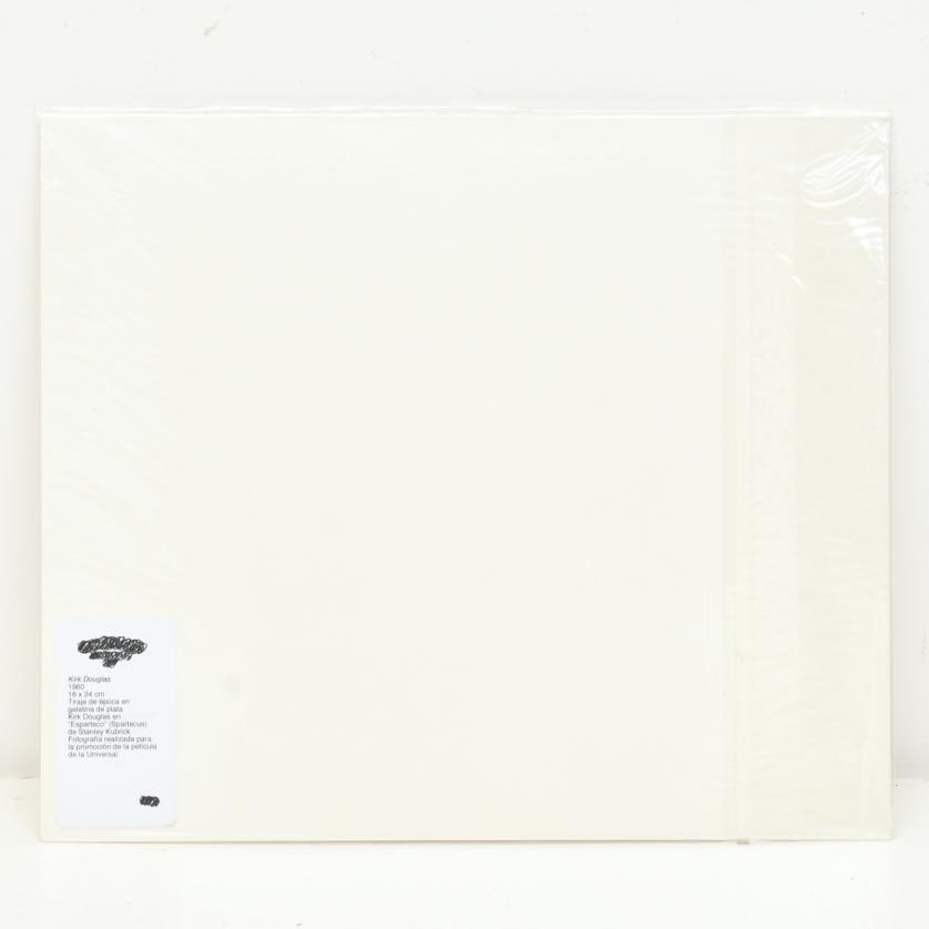 Kirk Douglas. 1991.: Vintage silver gelatin print. Kirk Douglas in Stanley Kubrick's ‘Spartacus’. Photograph taken for the promotion of the Universal film. 18 x 24 cm (photo)