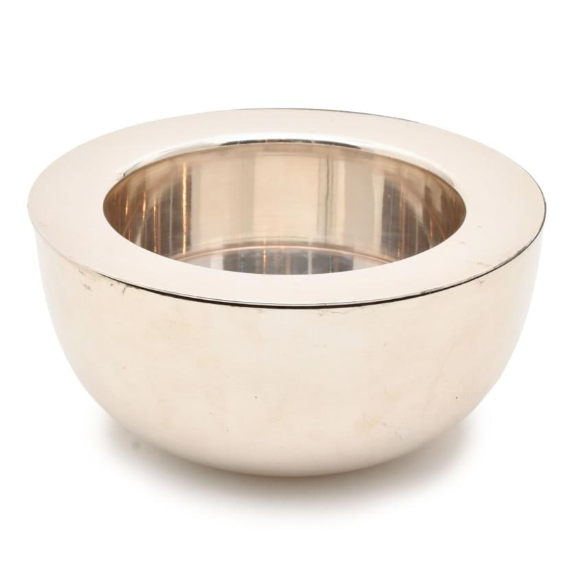 Bowl.: Silver. Hallmarks on the base. The upper part is separated from the lower part. Signs of wear and tear. 8 x 16 cm diam. 585 gr.