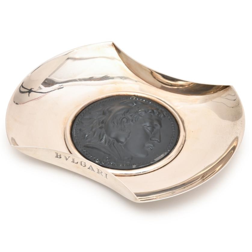 BULGARI Ashtray.: Silver, with medal on the centre.Minor flaws.Diam. approx.: 14 cm.247 gr.