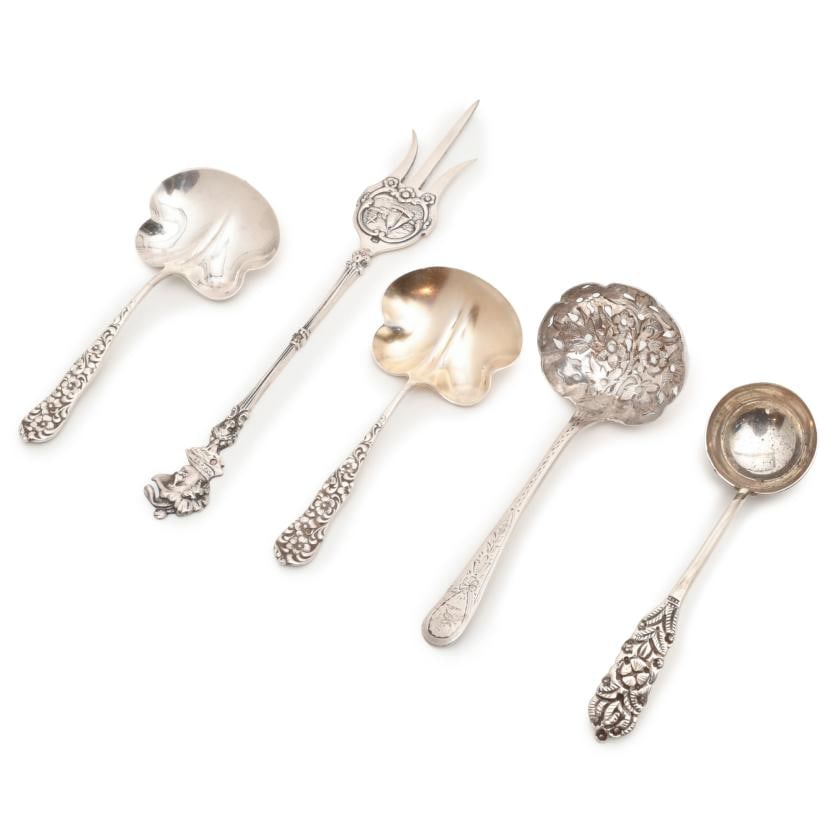 Lot with various spoons.: Silver. 11.5 cm (the smallest one); 19 cm (the largest one). 114 gr.