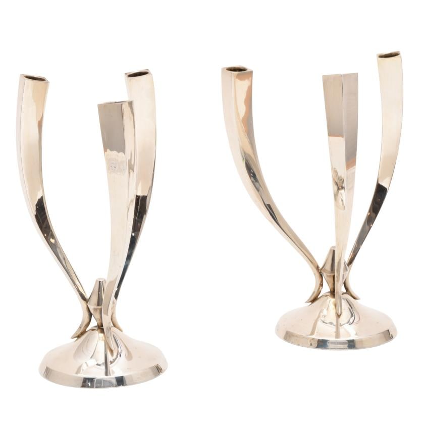 Pair of candelabra.: Silver.Minor flaws.26.5 x 18 cm diam. 911 gr. 