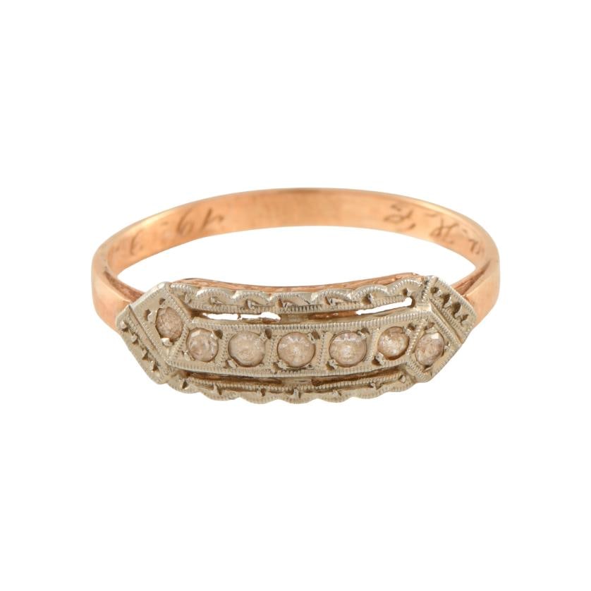 Modernist ring.: 18 kt yellow gold with silver accents.Old cut white sapphires.Weight: 1.8 gr.Size: 16/56.