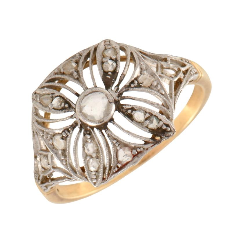 'Noucentista' ring with diamonds.: 18 kt yellow gold with platinum accents. Old cut diamonds. Size 20/60.