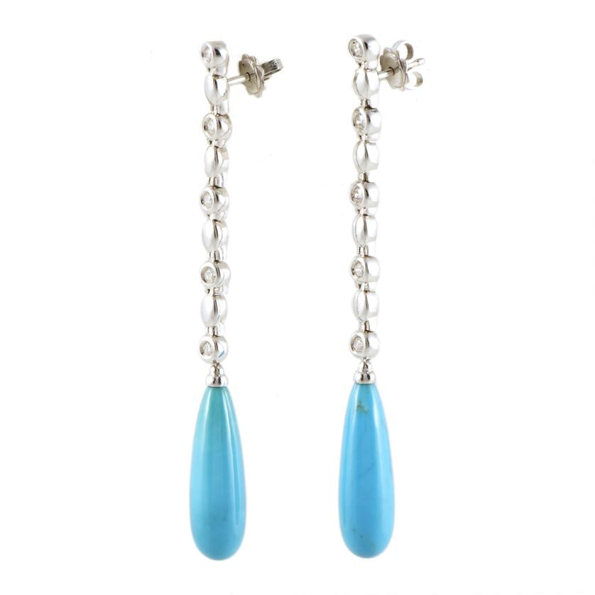 Long earrings with turquoises and diamonds.: 18 kt white gold, brilliant cut diamonds and teardrop-shaped turquoises. Pressure clasp. Length: 77 mm.
