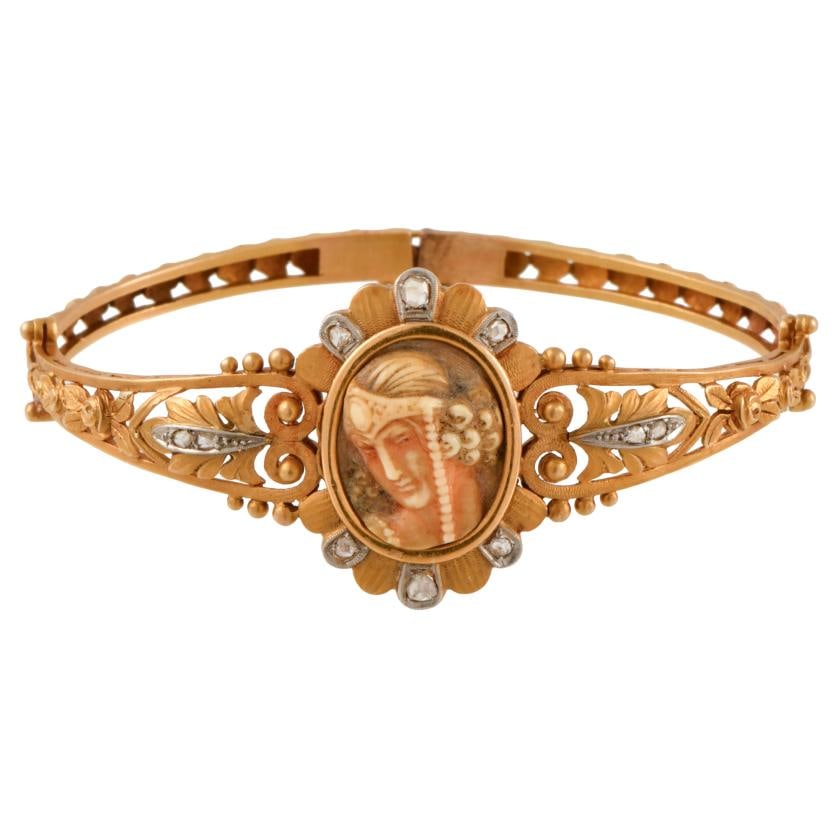 'Noucentista' semi-rigid bracelet.: 18 kt yellow gold with white gold accents. Old cut diamonds. Inner width: 63 mm. Weight: 19.6 gr.